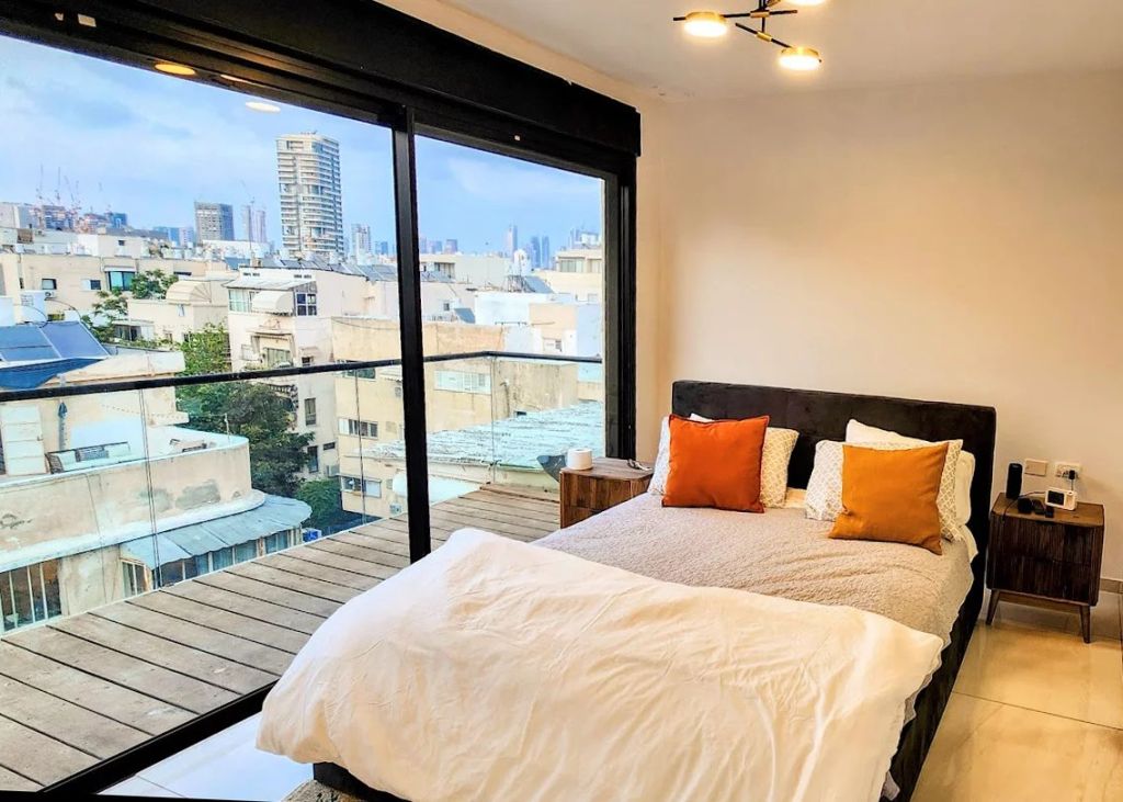 One-level penthouse with sea views