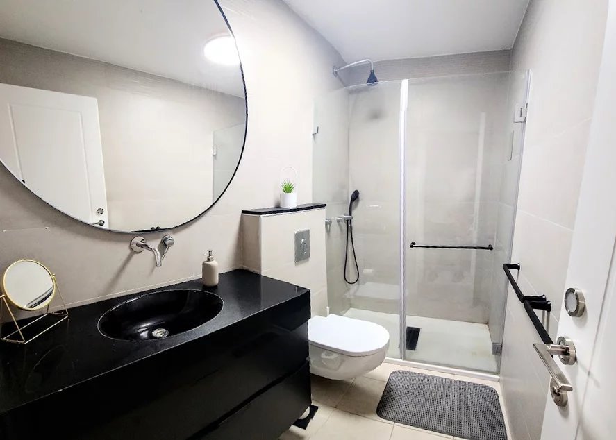 One-level penthouse with sea views