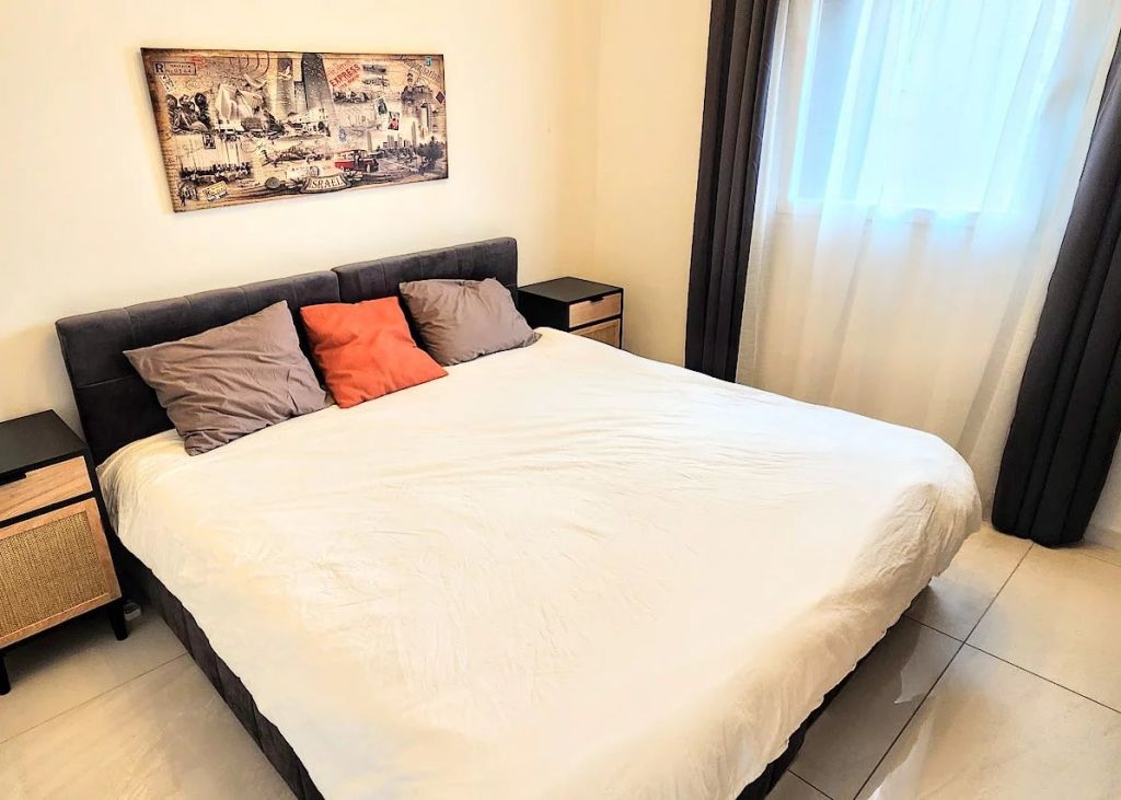 One-level penthouse with sea views