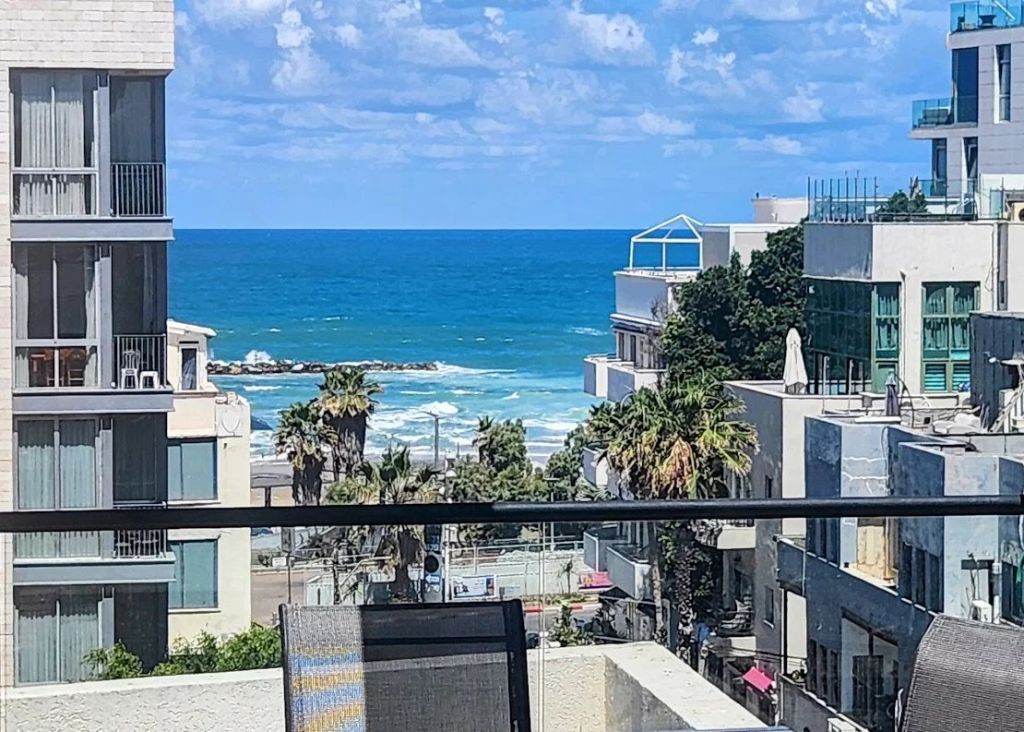 One-level penthouse with sea views