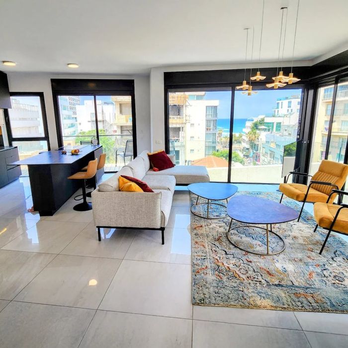 One-level penthouse with sea views