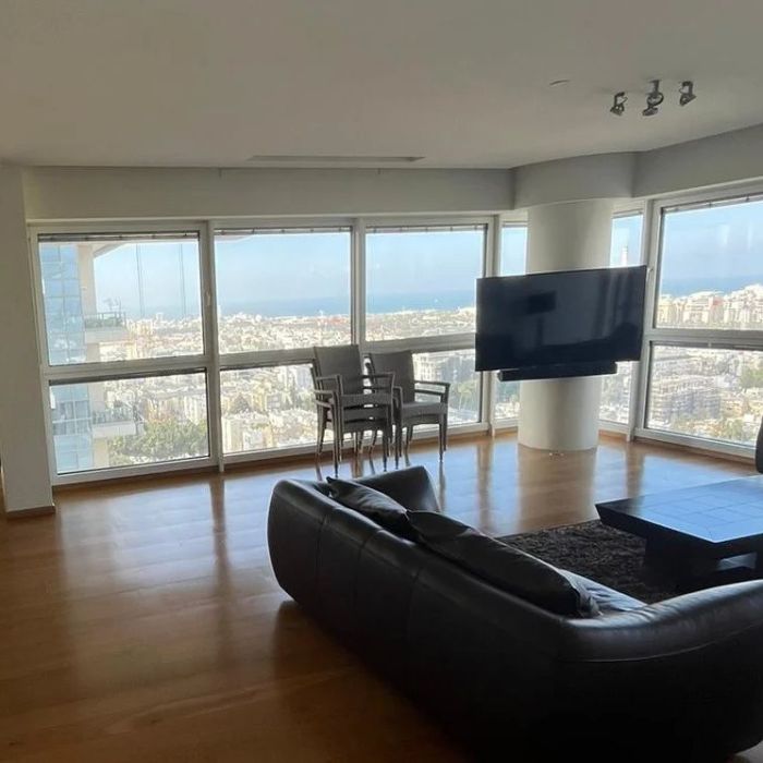 Outstanding Three Bedroom Apartment in Luxury Tower