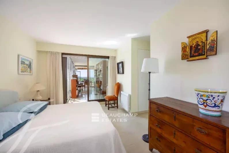 PLEASANT APARTMENT WITH SEA VIEW CLOSE TO TOWN CENTER