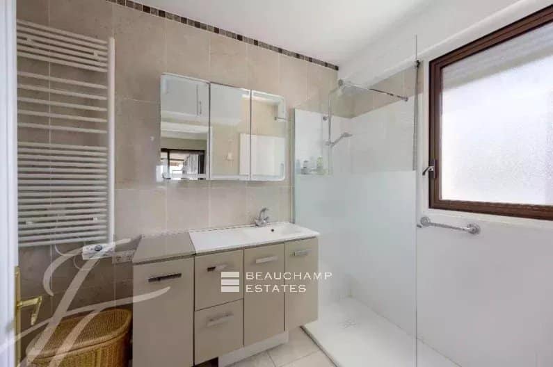 PLEASANT APARTMENT WITH SEA VIEW CLOSE TO TOWN CENTER