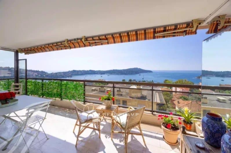 PLEASANT APARTMENT WITH SEA VIEW CLOSE TO TOWN CENTER