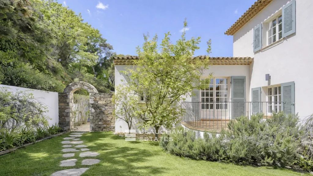 Prestigious Provençal mas just minutes from the Pampelonne beaches and the village of Ramatuelle