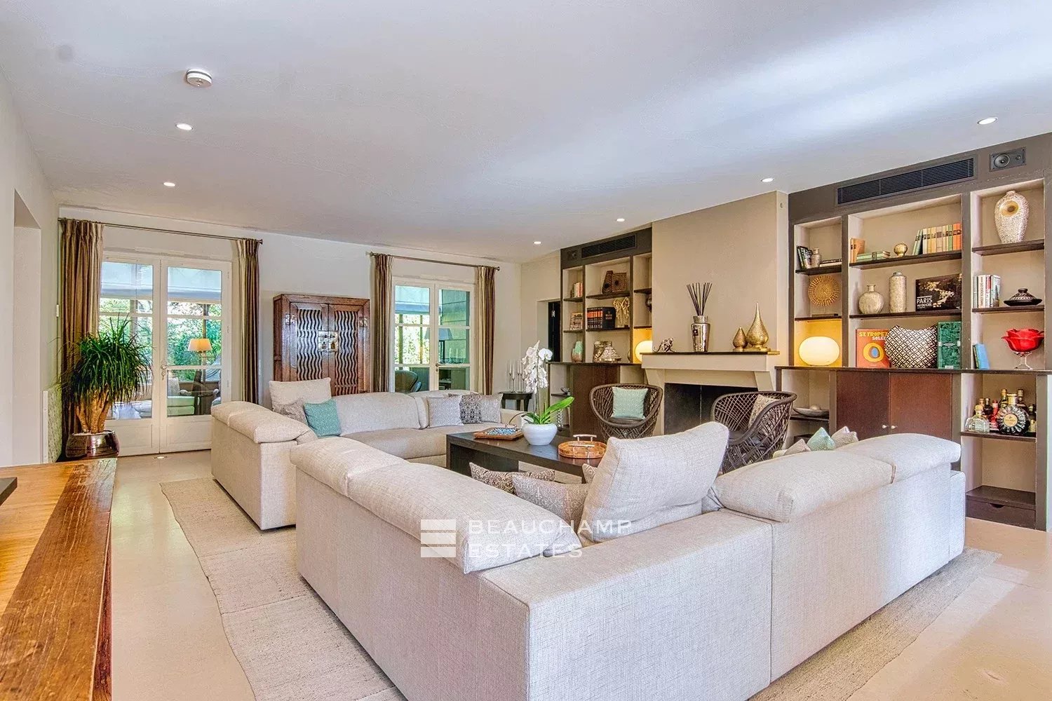 Prestigious Provençal property set within the exclusive domain of Les Parcs de Saint-Tropez Prestigious Provençal property set within the exclusive domain of Les Parcs de Saint-Tropez