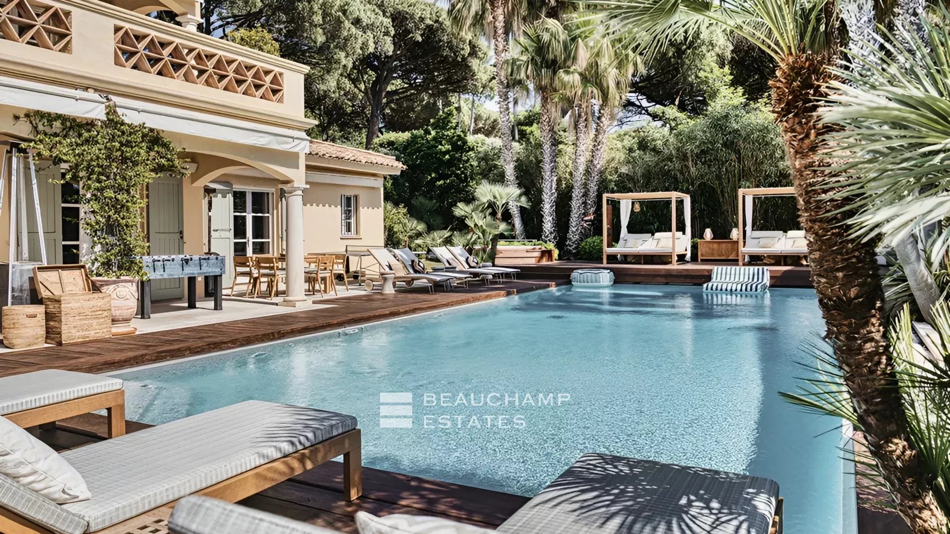 Prestigious Provençal property set within the exclusive domain of Les Parcs de Saint-Tropez Prestigious Provençal property set within the exclusive domain of Les Parcs de Saint-Tropez