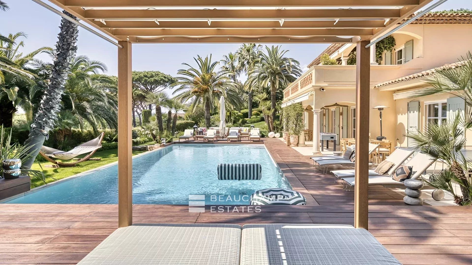 Prestigious Provençal property set within the exclusive domain of Les Parcs de Saint-Tropez Prestigious Provençal property set within the exclusive domain of Les Parcs de Saint-Tropez