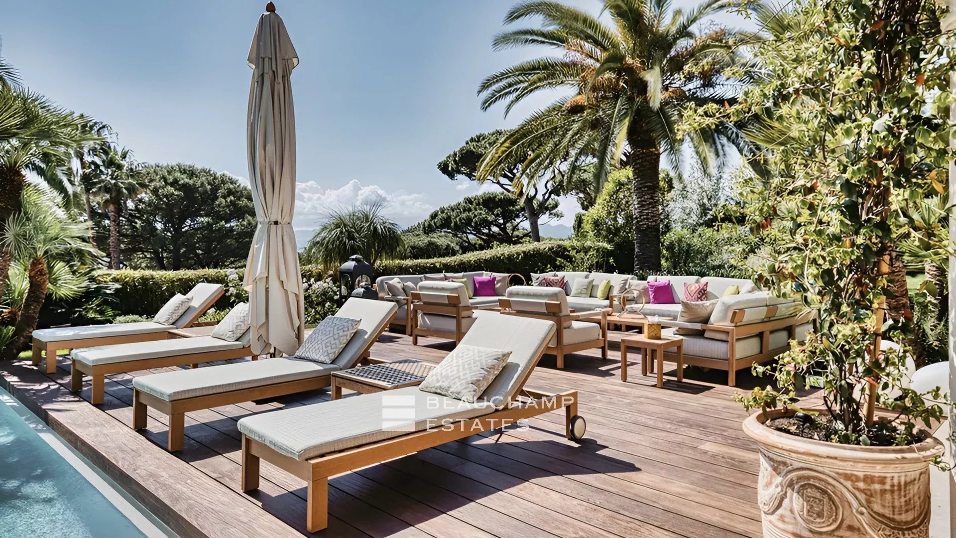 Prestigious Provençal property set within the exclusive domain of Les Parcs de Saint-Tropez Prestigious Provençal property set within the exclusive domain of Les Parcs de Saint-Tropez