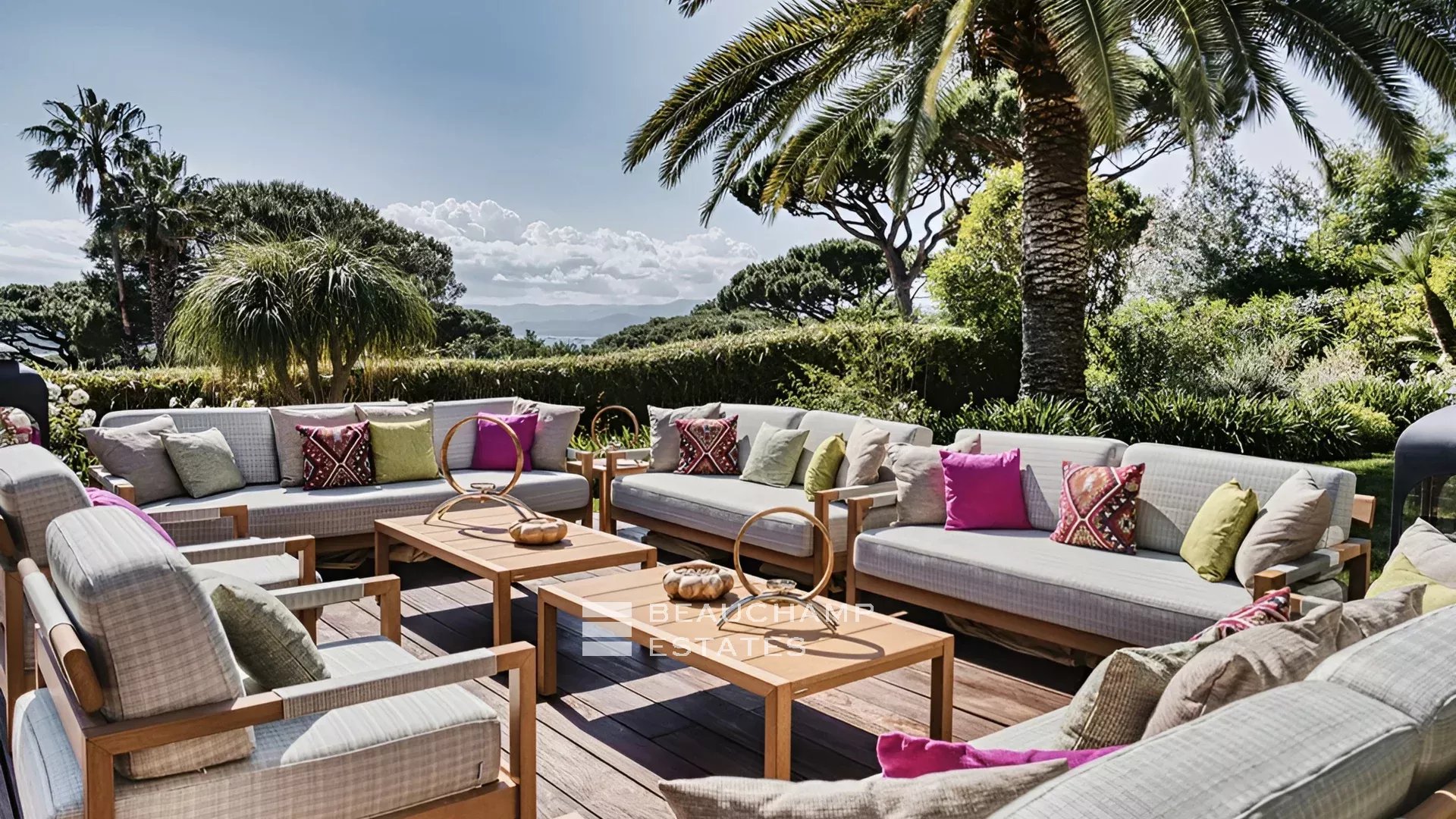 Prestigious Provençal property set within the exclusive domain of Les Parcs de Saint-Tropez Prestigious Provençal property set within the exclusive domain of Les Parcs de Saint-Tropez