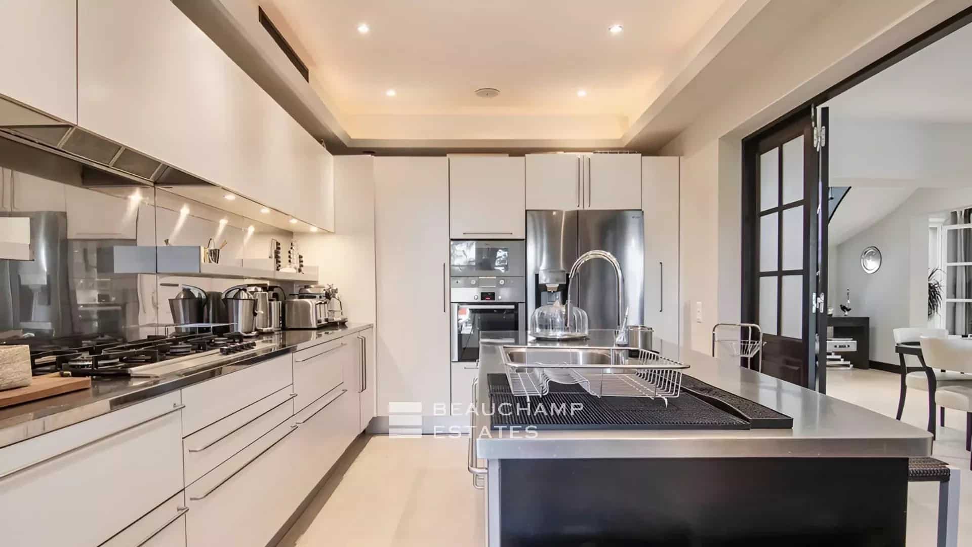 Prestigious Provençal property set within the exclusive domain of Les Parcs de Saint-Tropez Prestigious Provençal property set within the exclusive domain of Les Parcs de Saint-Tropez