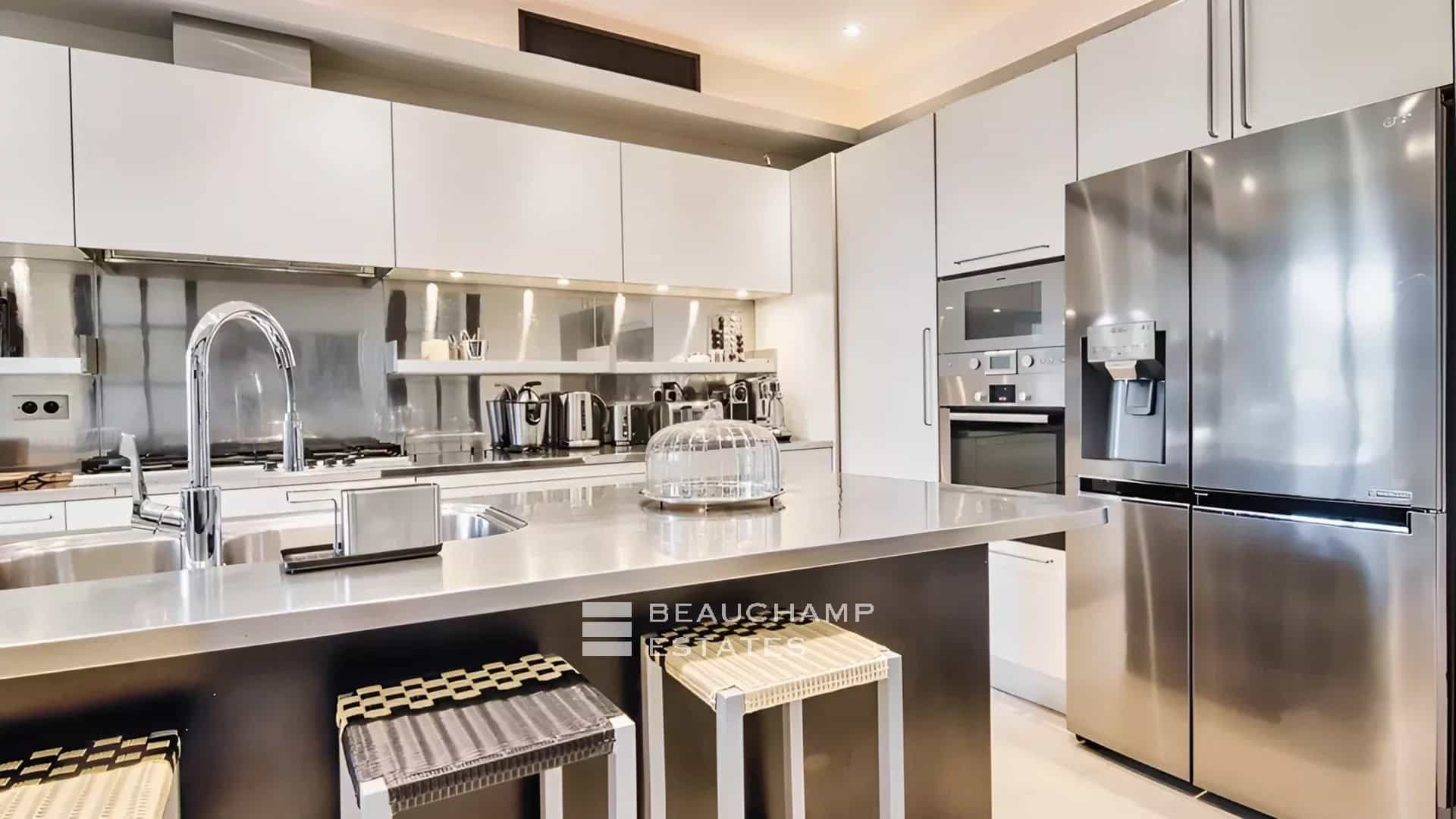 Prestigious Provençal property set within the exclusive domain of Les Parcs de Saint-Tropez Prestigious Provençal property set within the exclusive domain of Les Parcs de Saint-Tropez