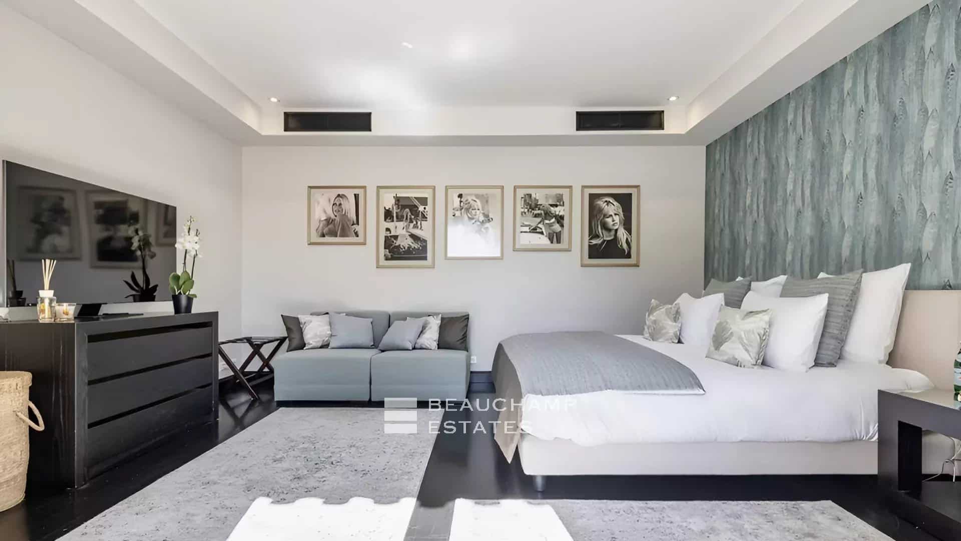 Prestigious Provençal property set within the exclusive domain of Les Parcs de Saint-Tropez Prestigious Provençal property set within the exclusive domain of Les Parcs de Saint-Tropez