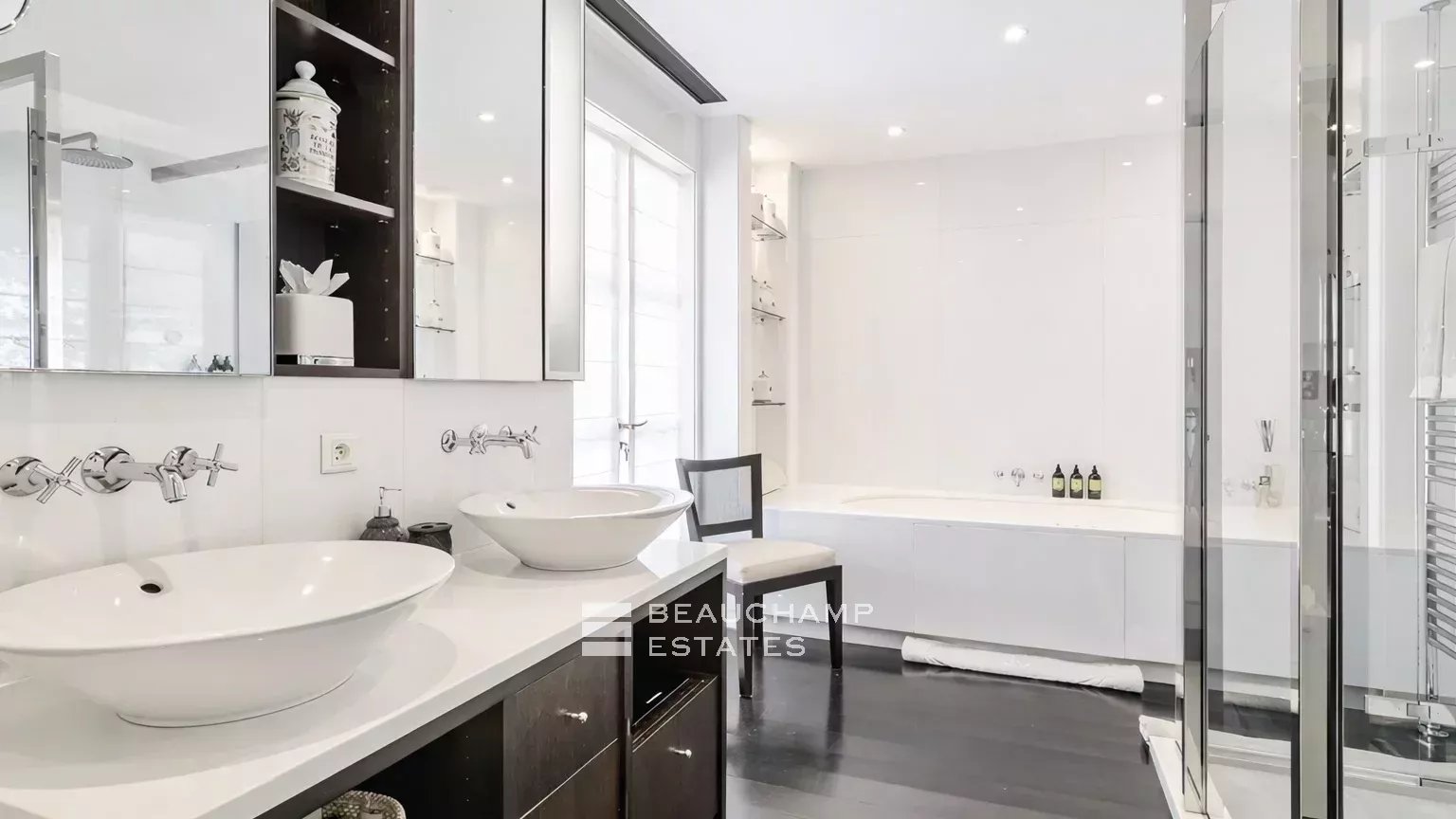 Prestigious Provençal property set within the exclusive domain of Les Parcs de Saint-Tropez Prestigious Provençal property set within the exclusive domain of Les Parcs de Saint-Tropez