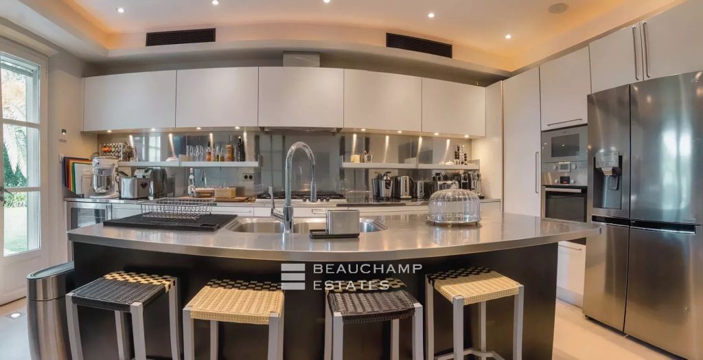 Prestigious Provençal property set within the exclusive domain of Les Parcs de Saint-Tropez