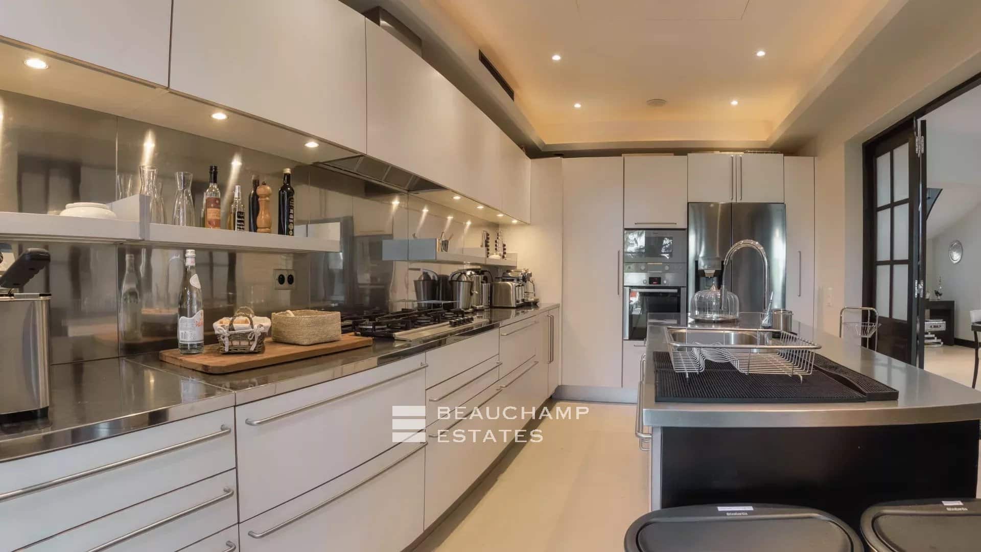 Prestigious Provençal property set within the exclusive domain of Les Parcs de Saint-Tropez Prestigious Provençal property set within the exclusive domain of Les Parcs de Saint-Tropez