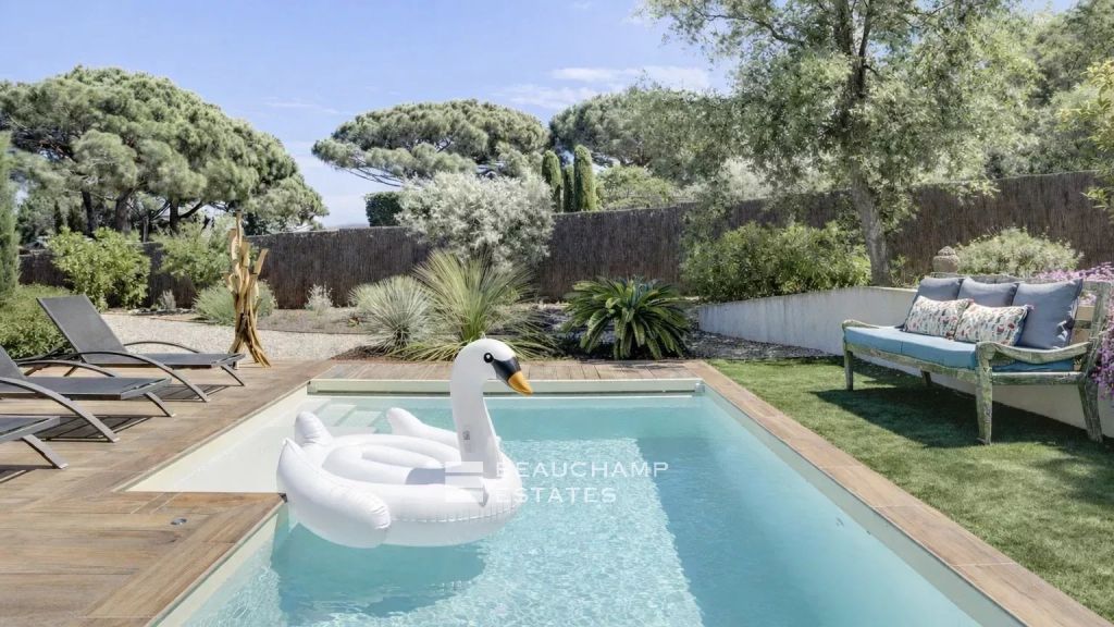 Pretty villa near the beach of Les Salins, in a private and secured domain