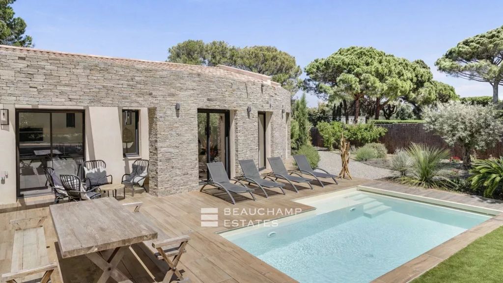Pretty villa near the beach of Les Salins, in a private and secured domain