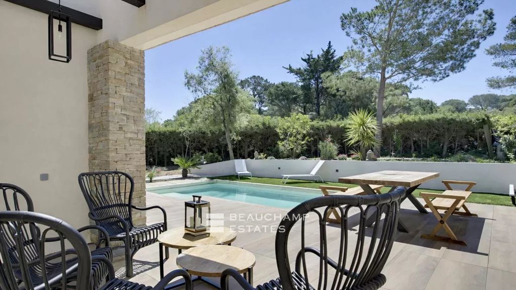 Pretty villa near the beach of Les Salins, in a private and secured domain