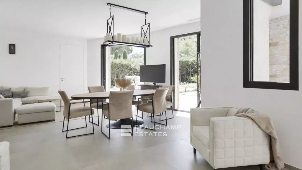 Pretty villa near the beach of Les Salins, in a private and secured domain