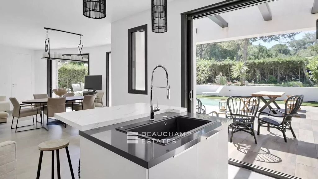 Pretty villa near the beach of Les Salins, in a private and secured domain