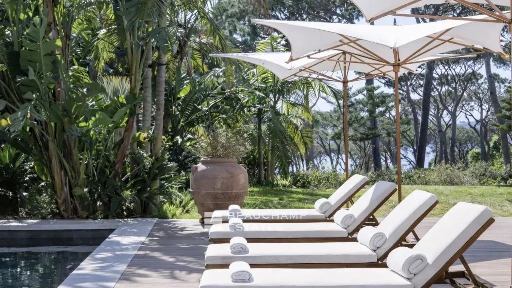Provençal luxury property in the heart of the famous domain of les Parcs of Saint-Tropez
