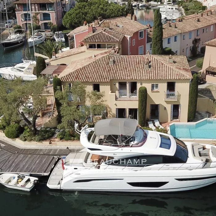Provençal property with 7 bedrooms in the heart of a marina, just minutes from Saint-Tropez.