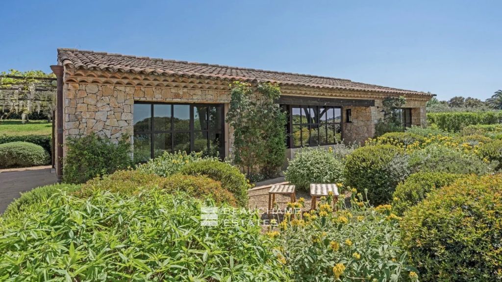 Provençal property with sea view walking distance to the center of Saint-Tropez