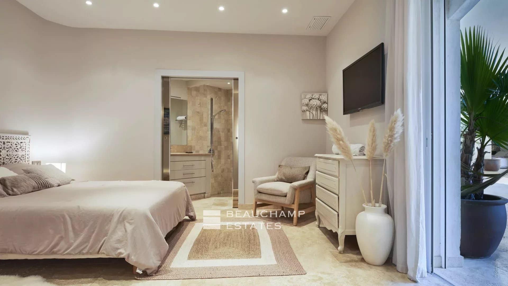 Provençal-style villa in the hinterland of Saint-Tropez Provençal-style villa in the hinterland of Saint-Tropez