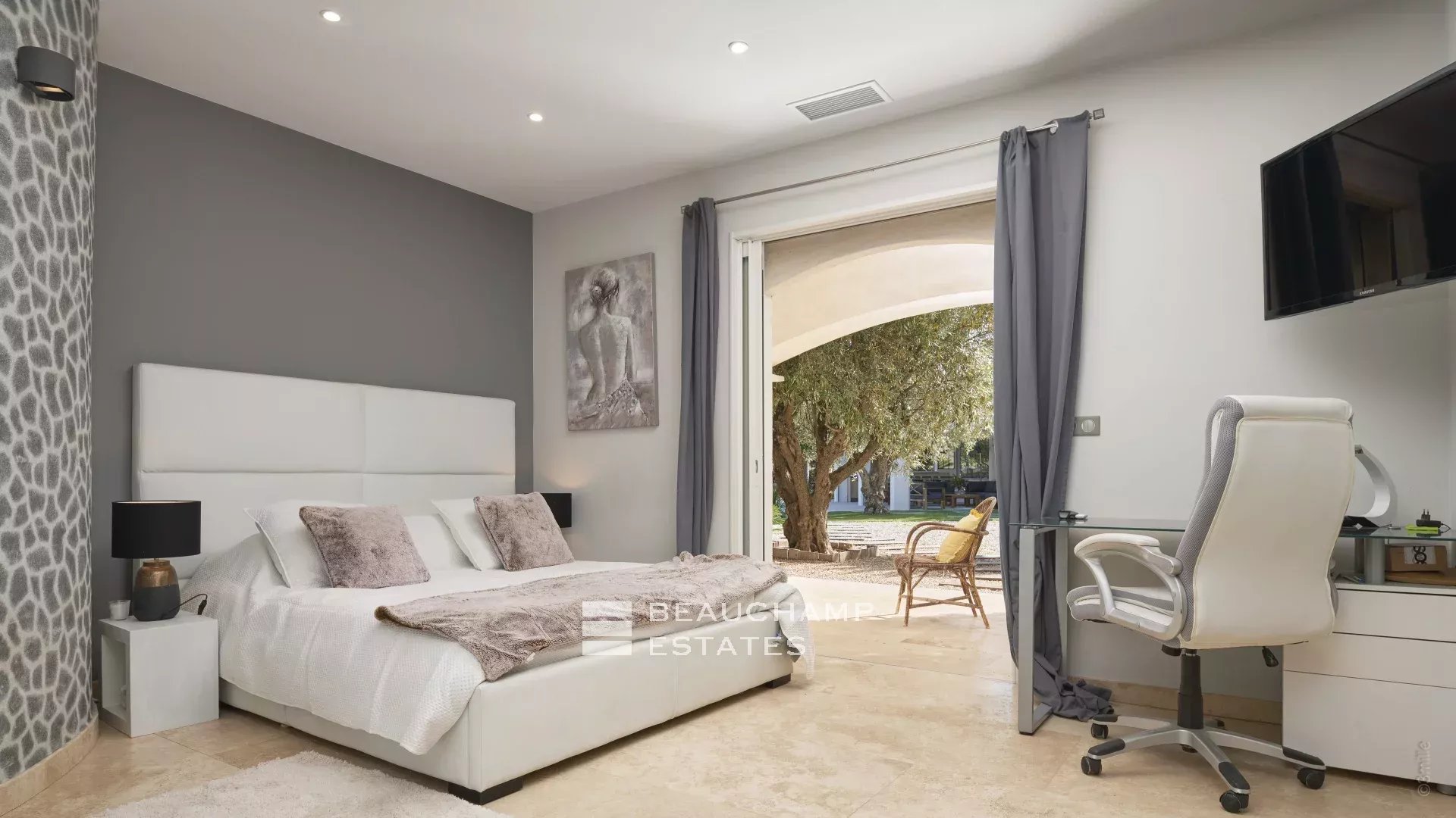 Provençal-style villa in the hinterland of Saint-Tropez Provençal-style villa in the hinterland of Saint-Tropez