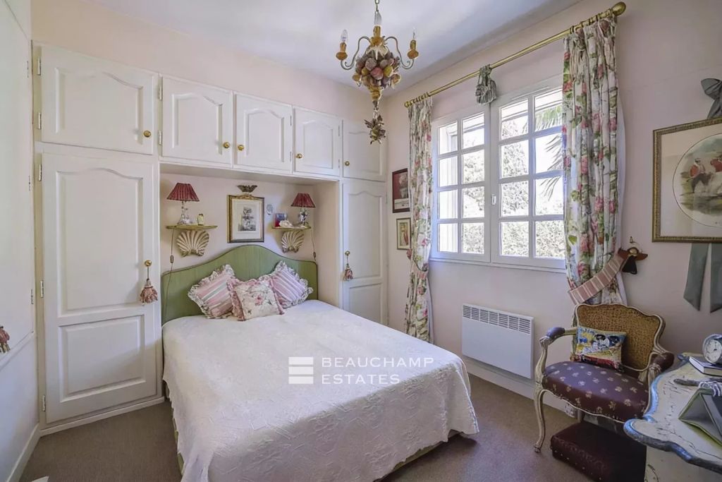 Provençal Villa with Heated Pool in a Gated Estate in Mougins