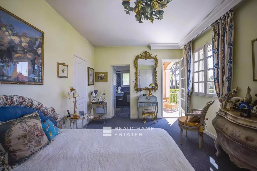 Provençal Villa with Heated Pool in a Gated Estate in Mougins