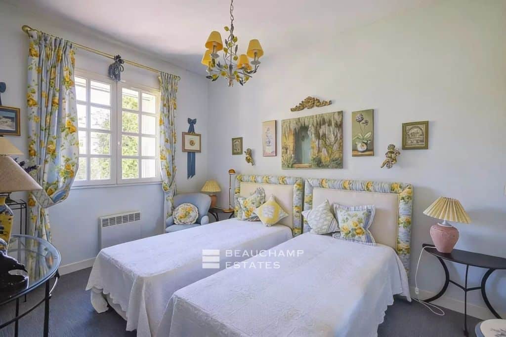 Provençal Villa with Heated Pool in a Gated Estate in Mougins