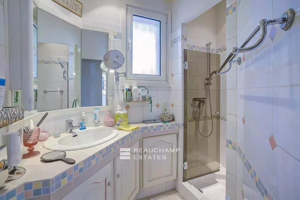 Provençal Villa with Heated Pool in a Gated Estate in Mougins