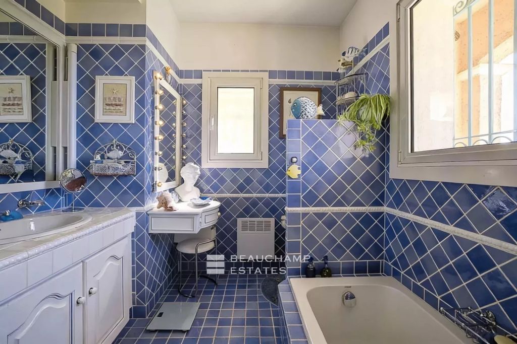 Provençal Villa with Heated Pool in a Gated Estate in Mougins