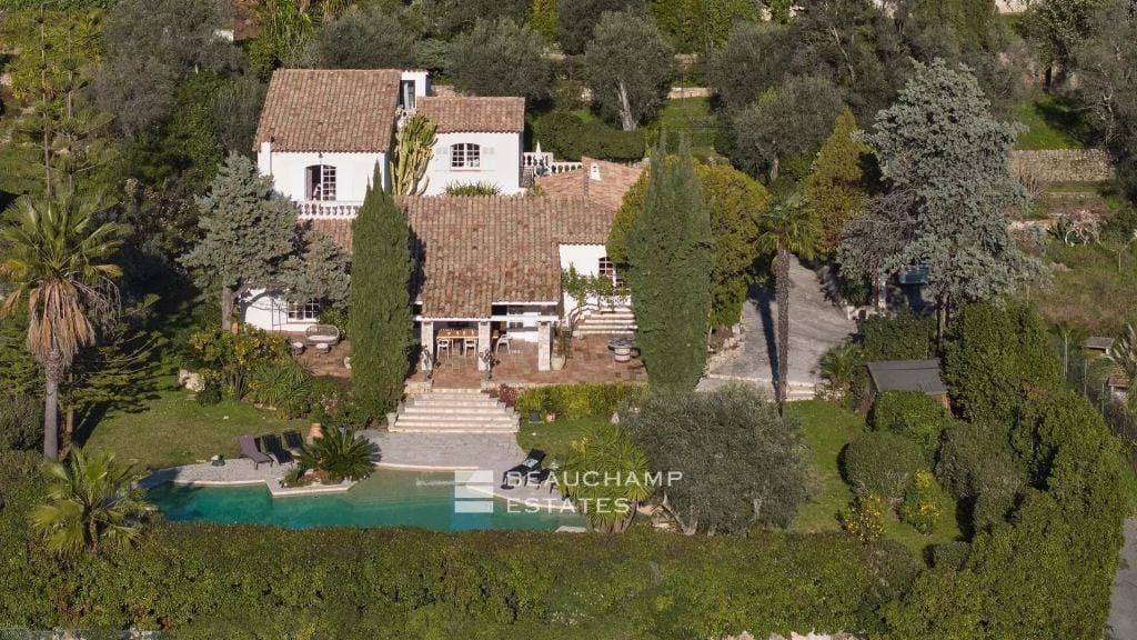 Provençal villa with panoramic views of the Esterel hills and the sea