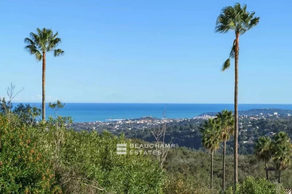Provencal villa with sea view in a private domain with tennis.