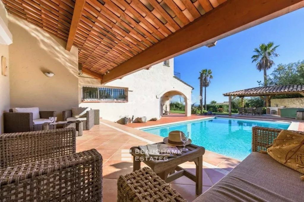 Provencal villa with sea view in a private domain with tennis.