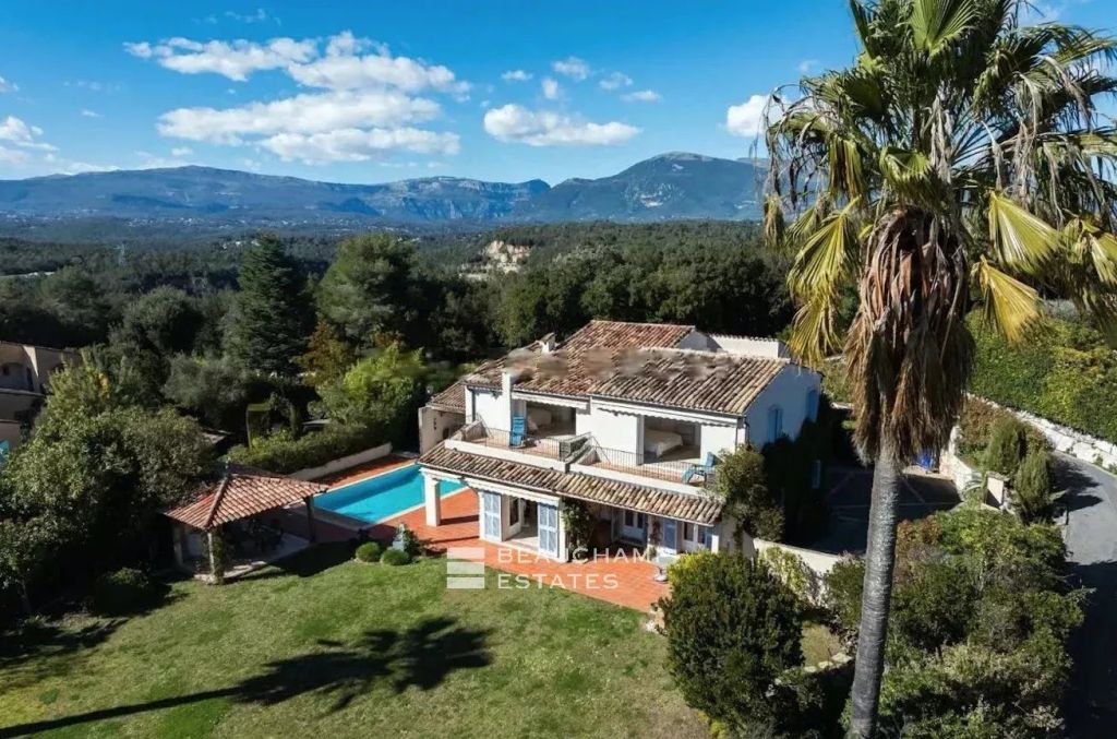 Provencal villa with sea view in a private domain with tennis.
