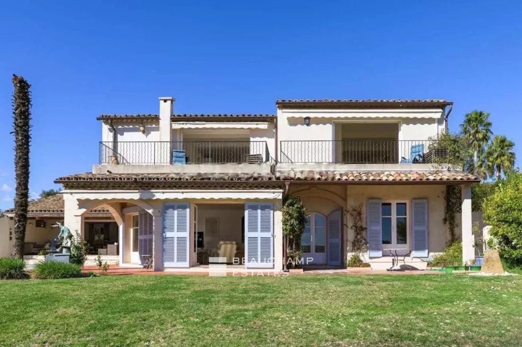 Provencal villa with sea view in a private domain with tennis.