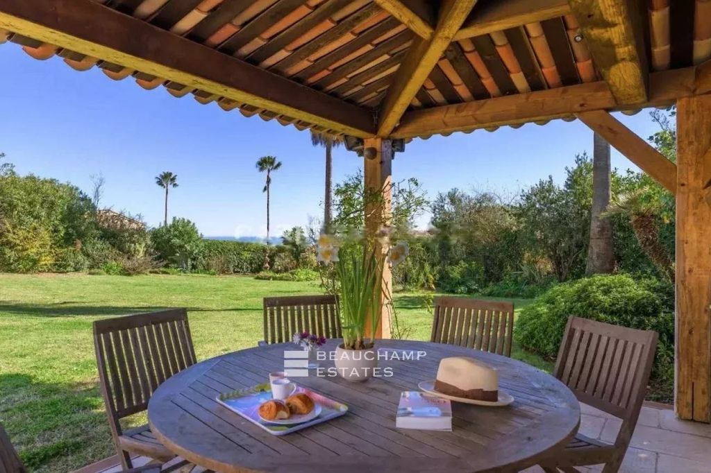 Provencal villa with sea view in a private domain with tennis.