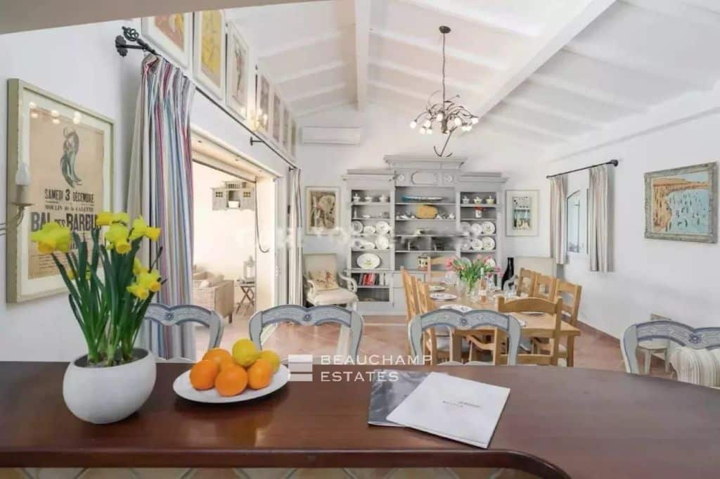 Provencal villa with sea view in a private domain with tennis.