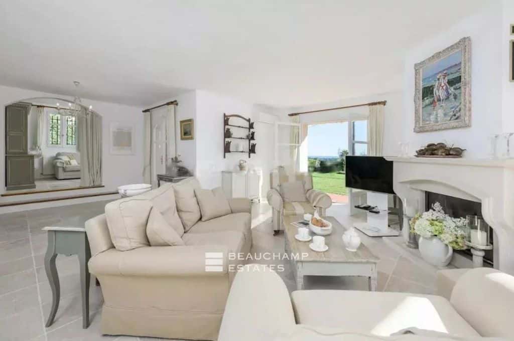 Provencal villa with sea view in a private domain with tennis.