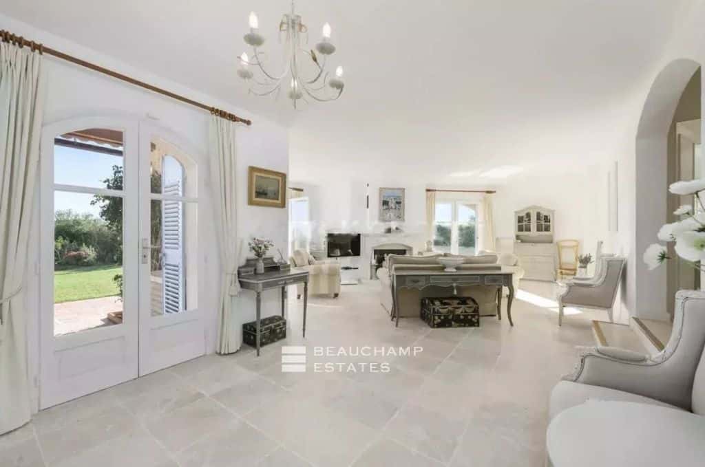 Provencal villa with sea view in a private domain with tennis.