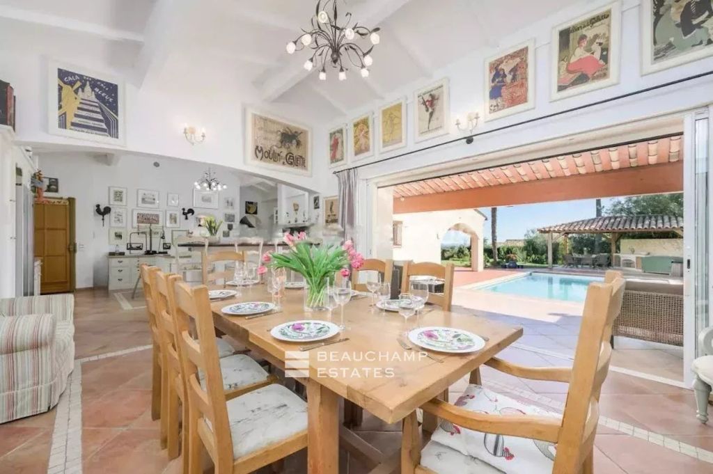 Provencal villa with sea view in a private domain with tennis.