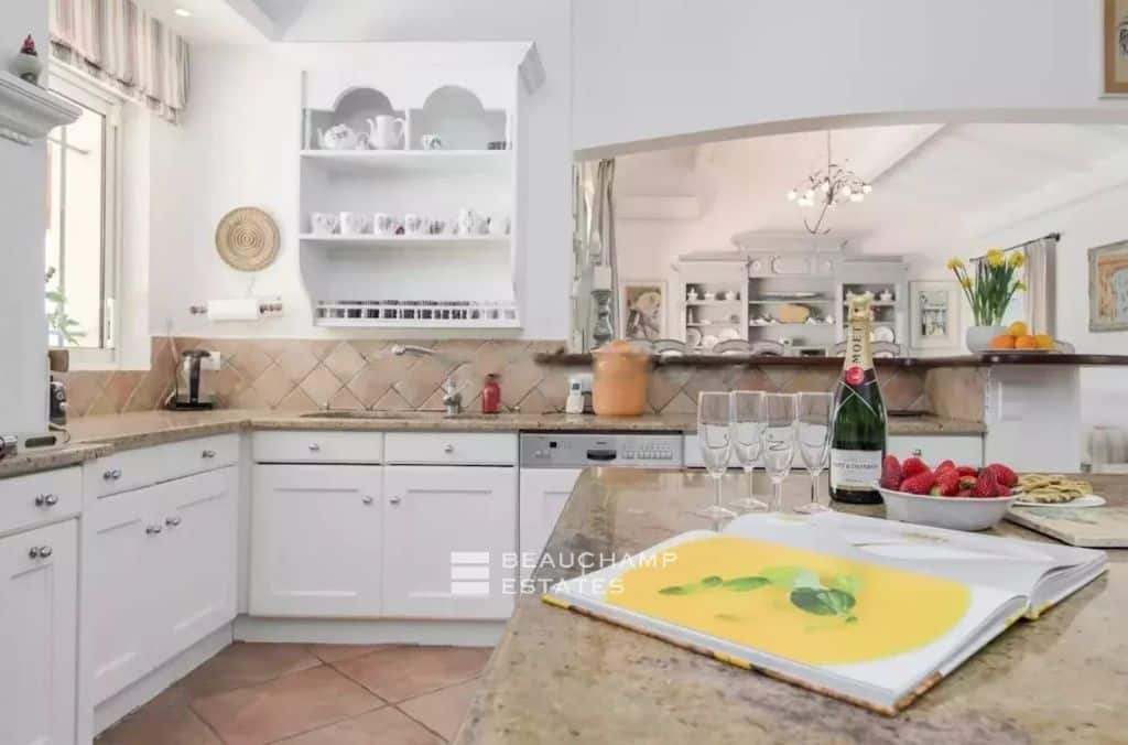 Provencal villa with sea view in a private domain with tennis.