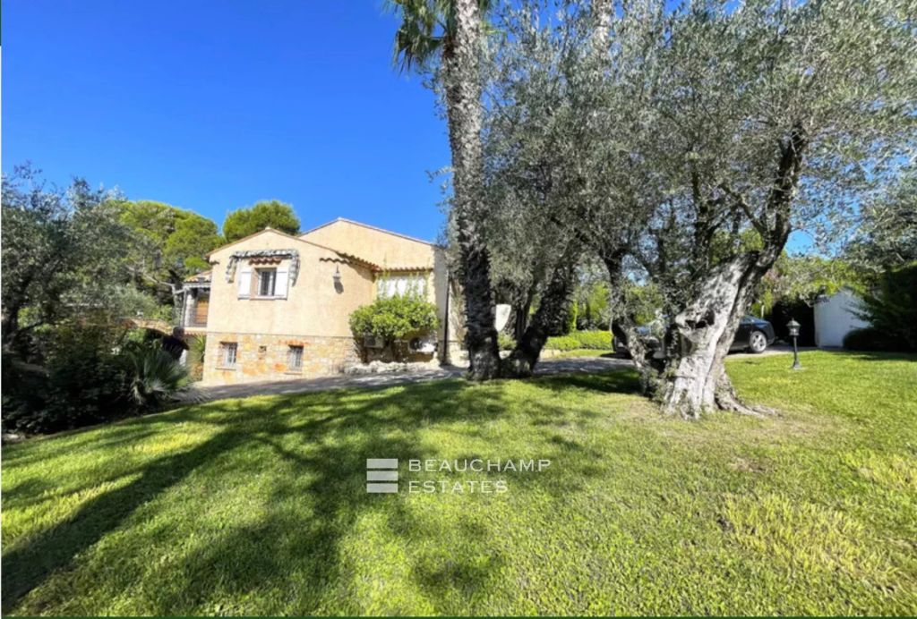 Quiet Provençal villa with landscaped garden, swimming pool and independent apartment