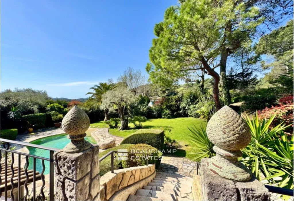 Quiet Provençal villa with landscaped garden, swimming pool and independent apartment
