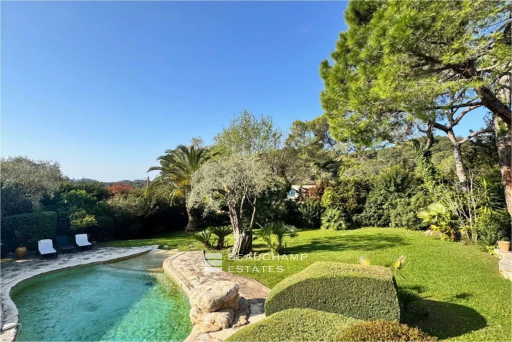 Quiet Provençal villa with landscaped garden, swimming pool and independent apartment